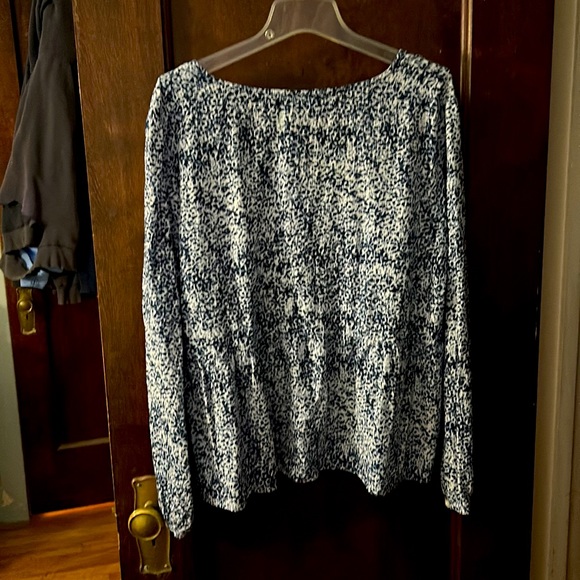 Gap blue and white blouse. Loose fit. Flows nice. Hits around hip - Picture 3 of 3